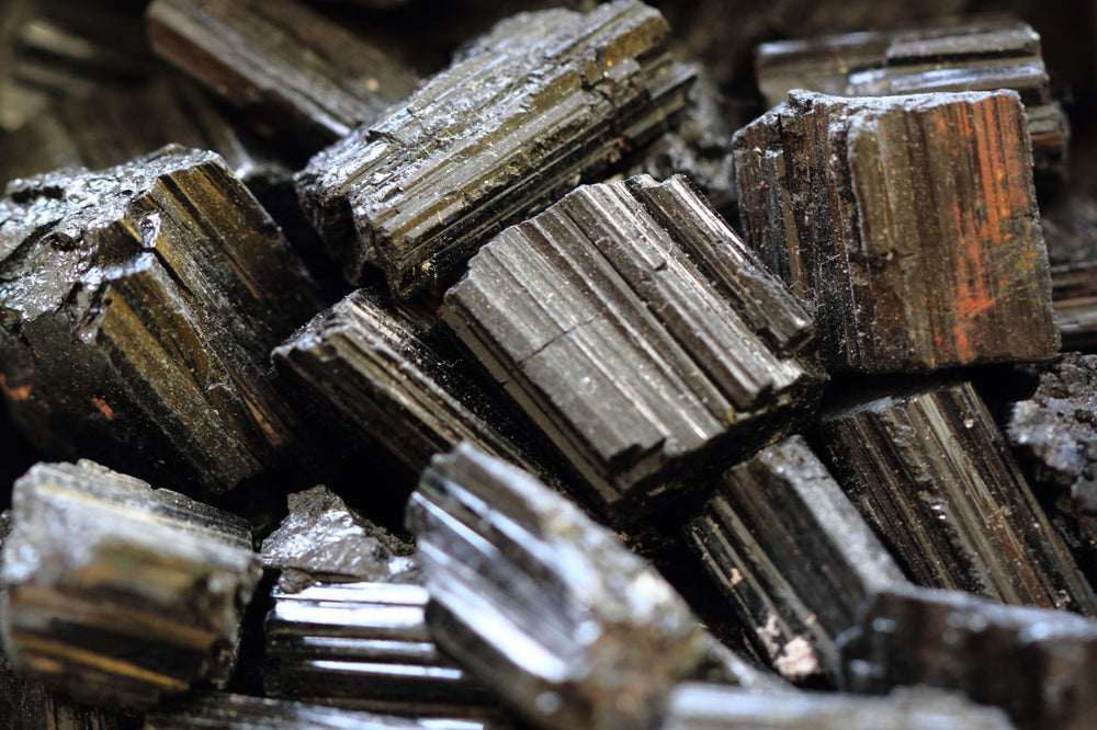 A bunch of raw black tourmaline.