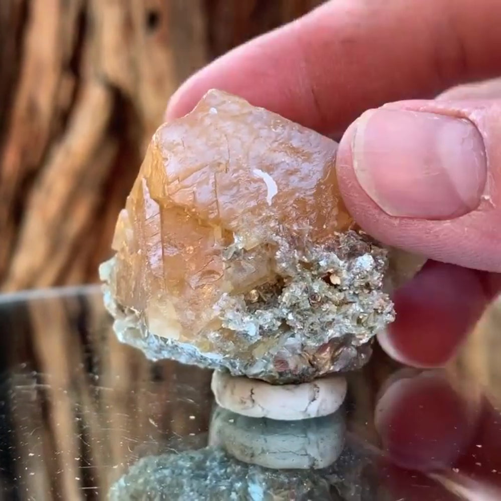 4.4cm 124g Scheelite from Mt. Xuebaoding, Sichuan, China