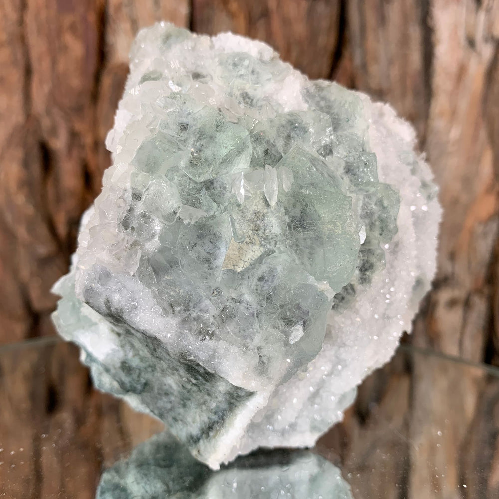 
            
                Load image into Gallery viewer, 8.5cm 394g Green Fluorite with Calcite from Xianghualing, Hunan, China
            
        